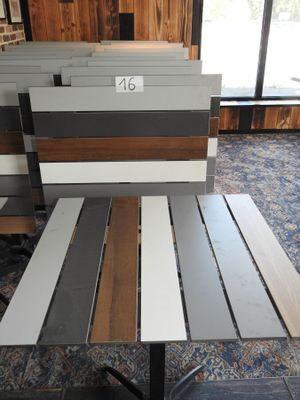 un banc en bois et une table dans une pièce