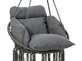 fauteuil suspendu avec coussins et pompons sur fond blanc