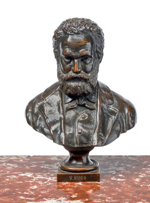 statue représentant le buste d'un homme barbu portant un nœud papillon
