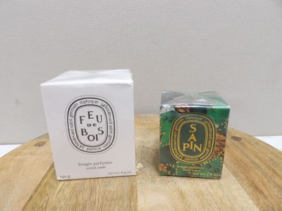 une boîte de savon posée sur une table à côté d'une autre boîte de savon