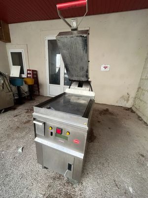 une machine qui se trouve à l'intérieur d'un bâtiment