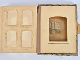 un livre ouvert avec une image à l'intérieur