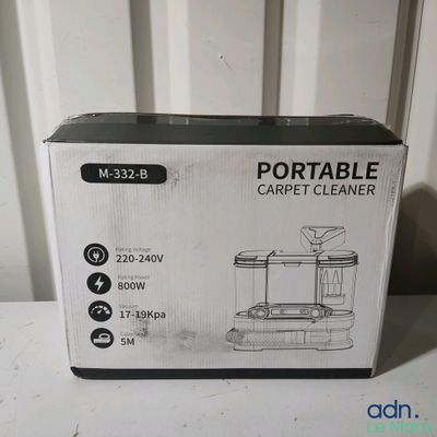 la boîte est ouverte sur la table avec son contenu