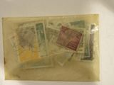 une feuille de papier sur laquelle sont collés des timbres, posée sur une table