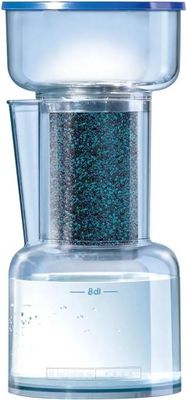 un purificateur d'eau muni d'un couvercle bleu