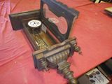une horloge posée sur une table recouverte d'un tissu rouge