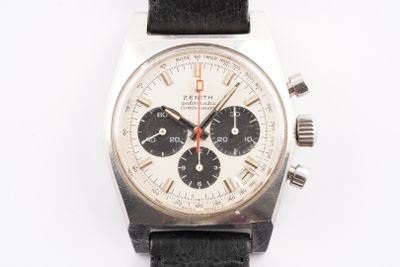 gros plan d'une montre sur une surface blanche