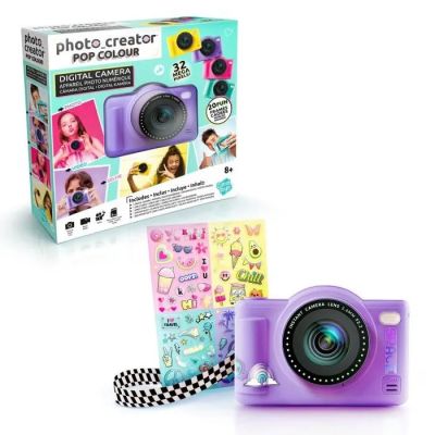 un appareil photo violet avec un étui violet à côté d'une boîte d'autocollants