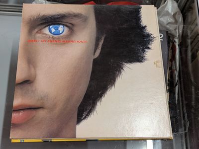 un livre sur lequel figure le portrait d'un homme