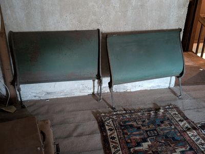 Partie de lit époque restauration, sur roulettes,en fonte et…