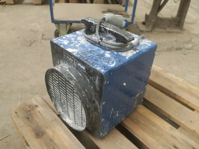 une vieille radio posée sur une palette en bois