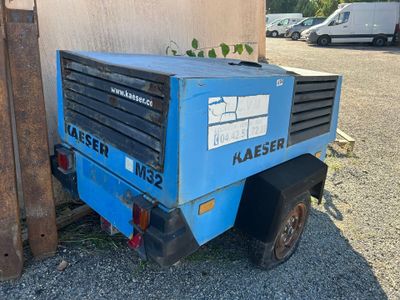 une machine bleue posée contre le mur d'un immeuble
