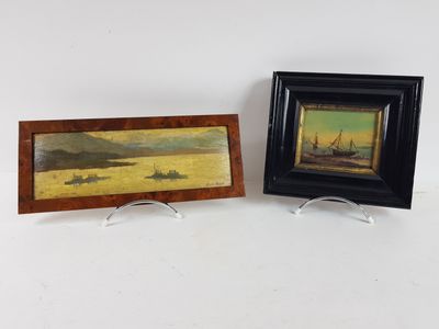 deux tableaux encadrés représentant des bateaux sur une plage et un bateau dans l'eau