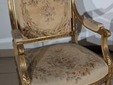 a chair that is sitting in the corner of a room