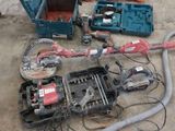 de nombreux outils qui se trouvent sur le terrain