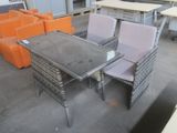 plusieurs chaises et une table dans une pièce avec beaucoup de meubles