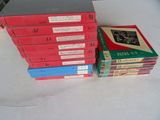 plusieurs livres sont empilés sur une table