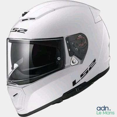 un casque blanc sur fond blanc avec les lettres « adn »