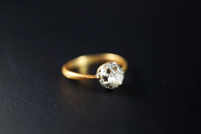 gros plan d'une bague en diamant sur une surface noire