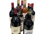 plusieurs bouteilles de vin sont alignées sur une surface blanche