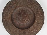 une assiette marron ornée d'un motif sur fond blanc