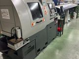 une machine qui se trouve à l'intérieur d'un bâtiment
