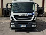 un camion blanc garé dans un parking
