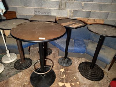 trois tables et deux tabourets dans un coin de la pièce