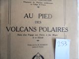 un livre sur lequel est collé un autocollant portant l'inscription « Au pied des volcans polaires »