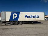 un camion semi-remorque garé dans un parking