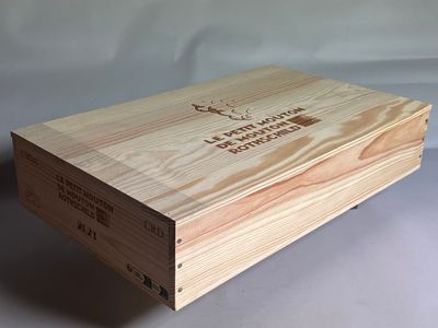gros plan d'une boîte en bois portant un logo
