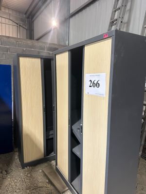 deux casiers dans un immeuble, avec une pancarte sur la porte