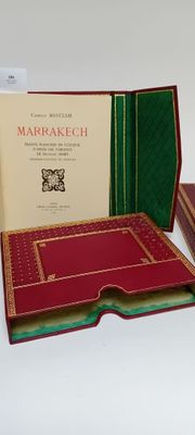 deux livres posés sur une table