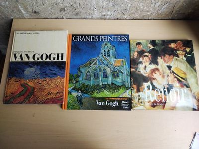 deux livres posés sur une table