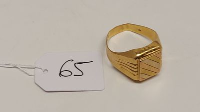 un gros plan sur une bague en or avec une étiquette de prix