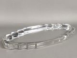 bracelet en acrylique transparent aux bords carrés sur fond blanc