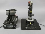 deux télécommandes posées l'une sur l'autre sur une table