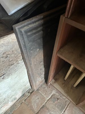 une armoire en bois dont la porte est ouverte, dans une pièce