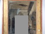 la photo d'un miroir accroché au mur