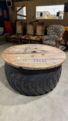 une image d'une table fabriquée à partir d'un pneu
