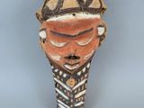 une image représentant un masque en argile coiffé d'un chapeau