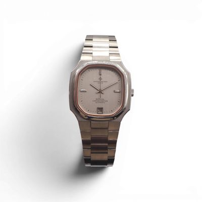 une image d'une montre-bracelet sur une surface blanche