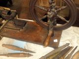un grand nombre d'outils posés sur une table