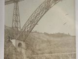 une photo d'un train traversant un pont