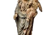statue d'une femme tenant un enfant dans ses bras