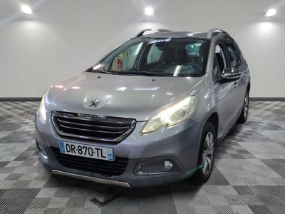la voiture argentée est garée sur un sol en damier dans le garage