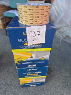 une boîte sur laquelle est collée une étiquette, posée par terre