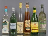 de nombreux types de bouteilles d'alcool alignés sur une table