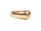 Gros plan sur une bague en or ornée d'un diamant