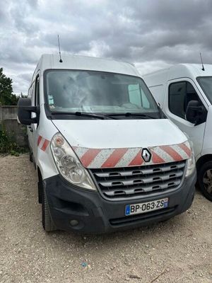 deux camionnettes blanches garées l'une à côté de l'autre dans un parking